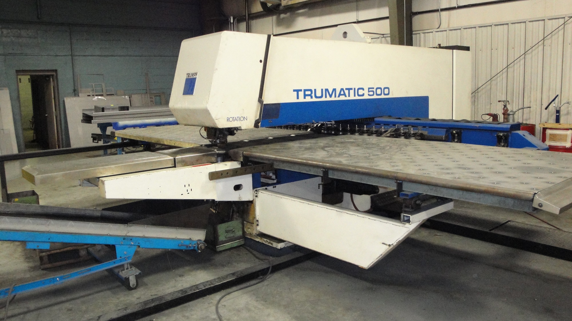 25 TON TRUMPF TC500R-1600, 18 STATION, 60" X 120", BOSCH CC220S CONTROL, LOTS OF TOOLING, TRUMPF SERVICED
