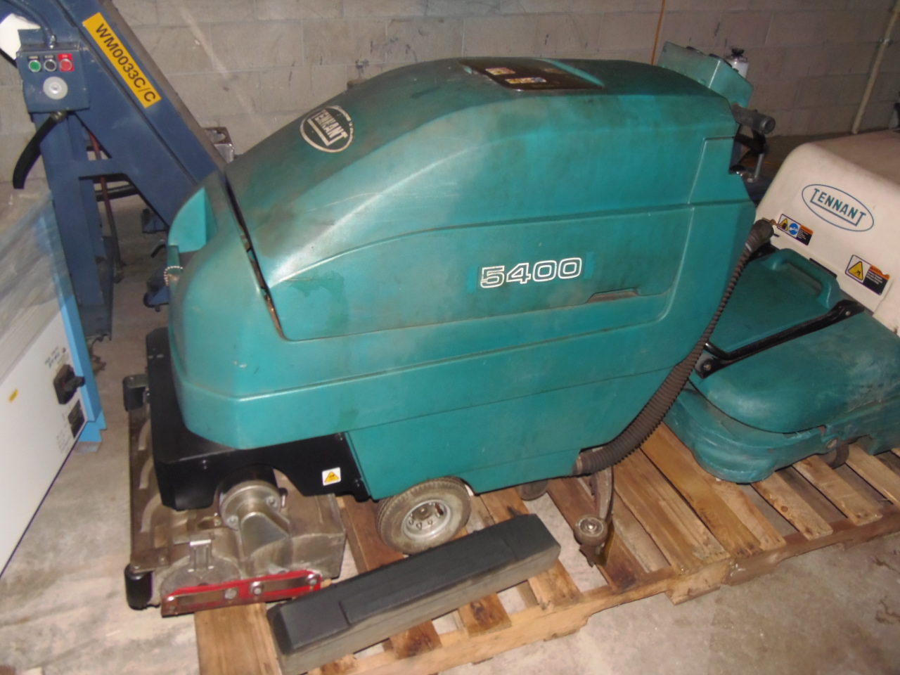 TENNANT FLOOR SCRUBBER, MODEL 5400, 24" CLEANING PATH, 21 GALLON TANKS.