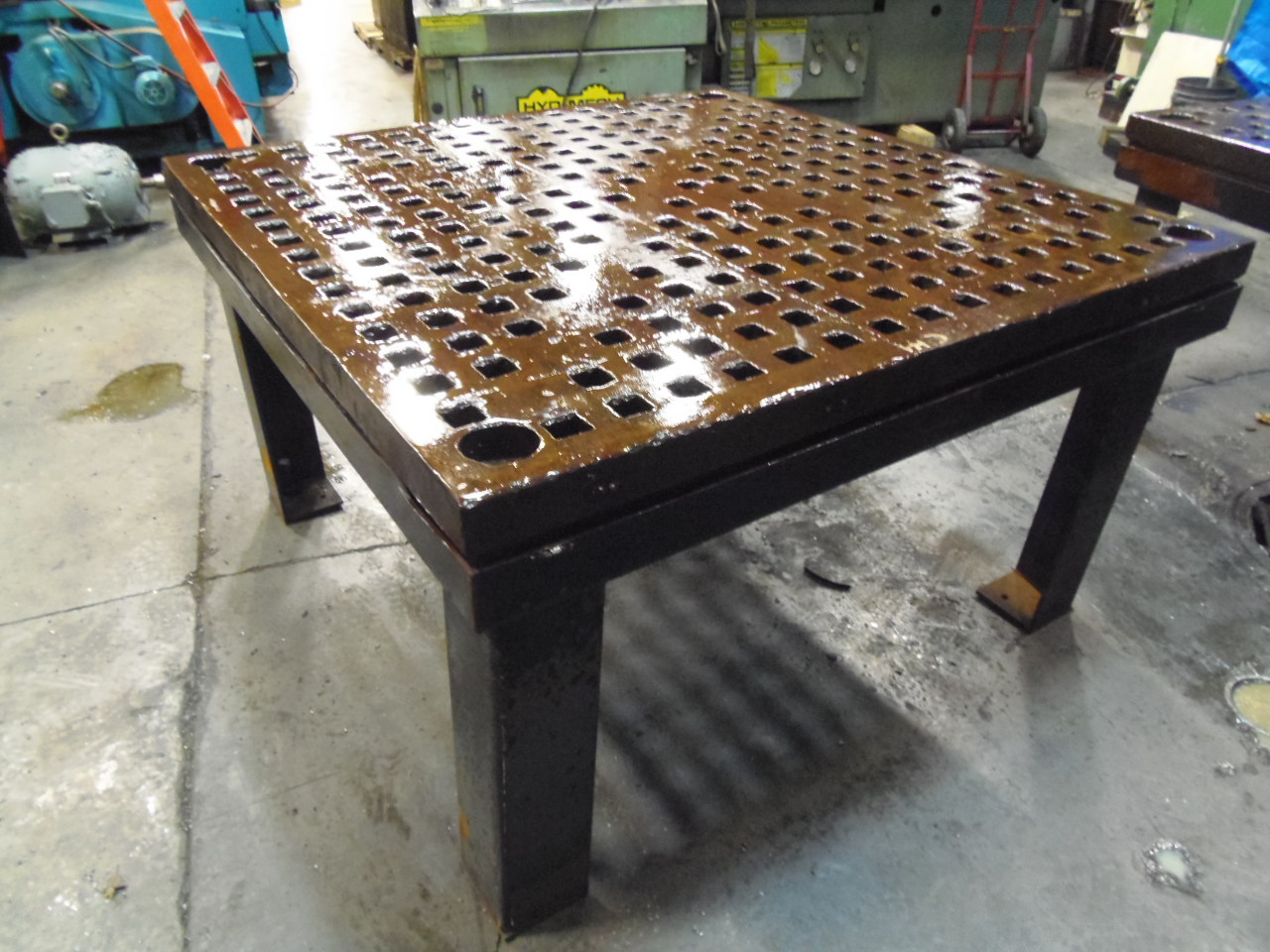 5â€™ X 5â€™ ACORN TABLE WITH STAND, 34" OFF GROUND