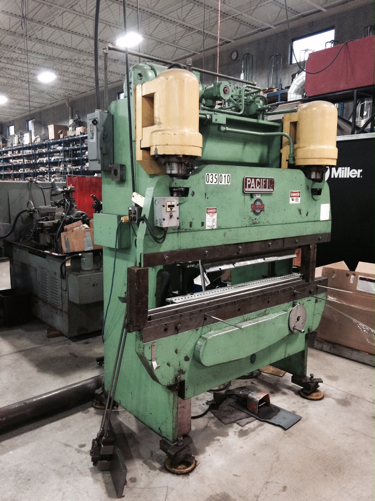 70 TON PACIFIC 6', 70-6, 52" BET., MANUAL BACKGAUGE, FOOT PEDAL, MICROMETER DEPTH CTRL