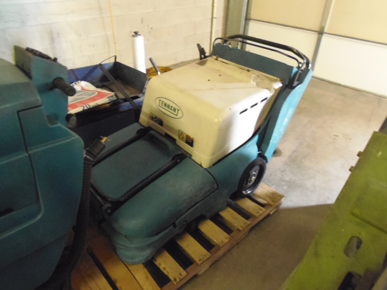 TENNANT WALK BEHIND FLOOR SWEEPER, MODEL 6080, 32" PATH