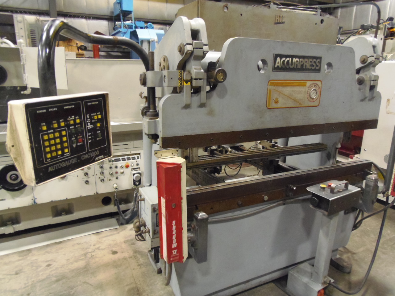 60 TON 6' ACCURPRESS HYDRAULIC PRESS BRAKE, 4' 6" BTWN HOUSINGS, AUTOGAUGE CNC1000 CONTROL, 1991