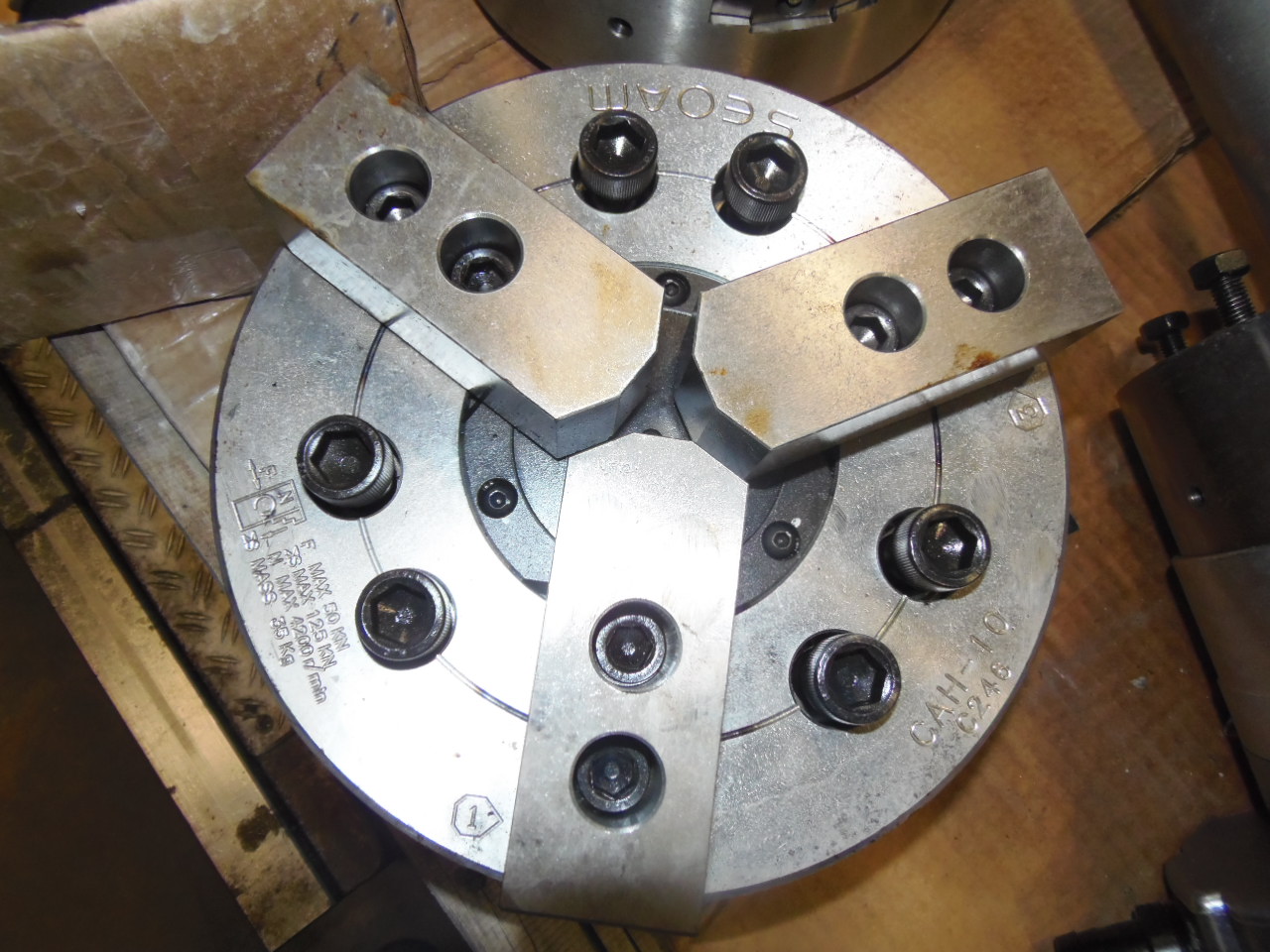 10" UNUSED SEOAM 3-JAW HYDRAULIC CHUCK, MODEL CAH-10, YAH-10WA HYDRAULIC ROTARY CYLINDER. 