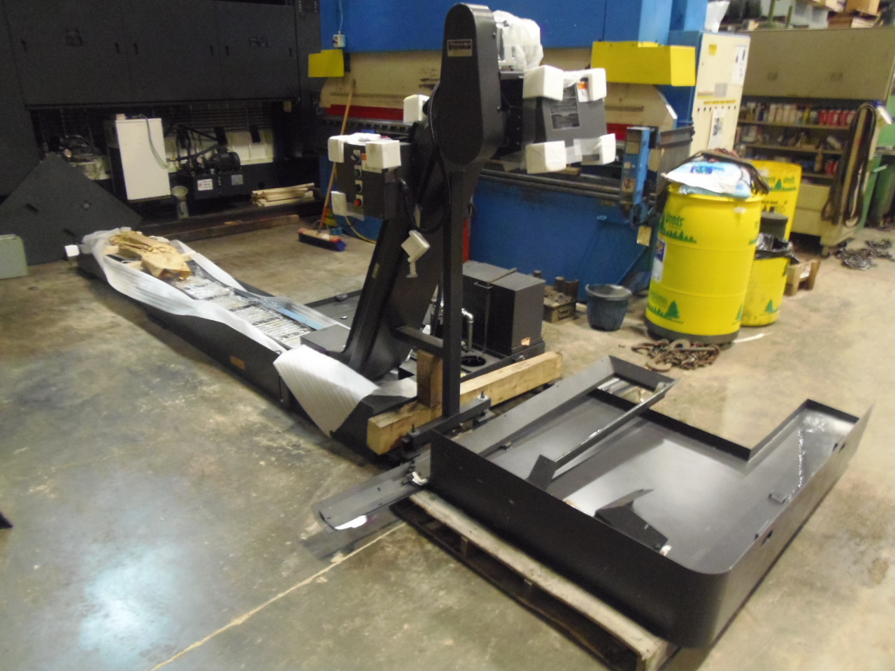 UNUSED OKUMA (ENOMOTO BEA) CHIP CONVEYOR, COOLANT TANK/PUMP, CAME OFF MULTUS 400_1500H, 2012