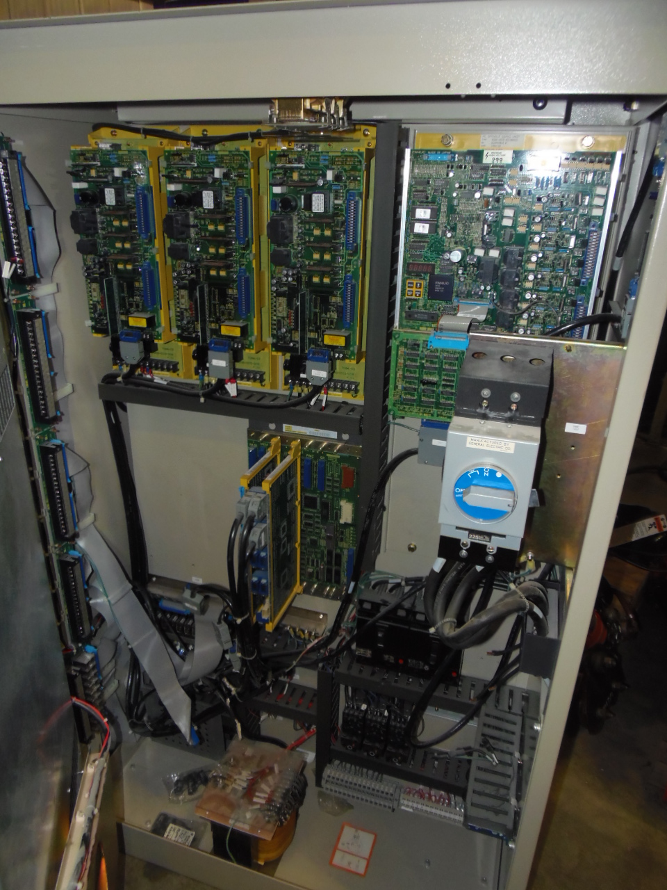 GE FANUC O-MC CNC CONTROL CABINET W/ BOARDS: A06B-6059-H203, A06B-6058-H005, A028-0098-8511, FANUC 0-MC, 1990