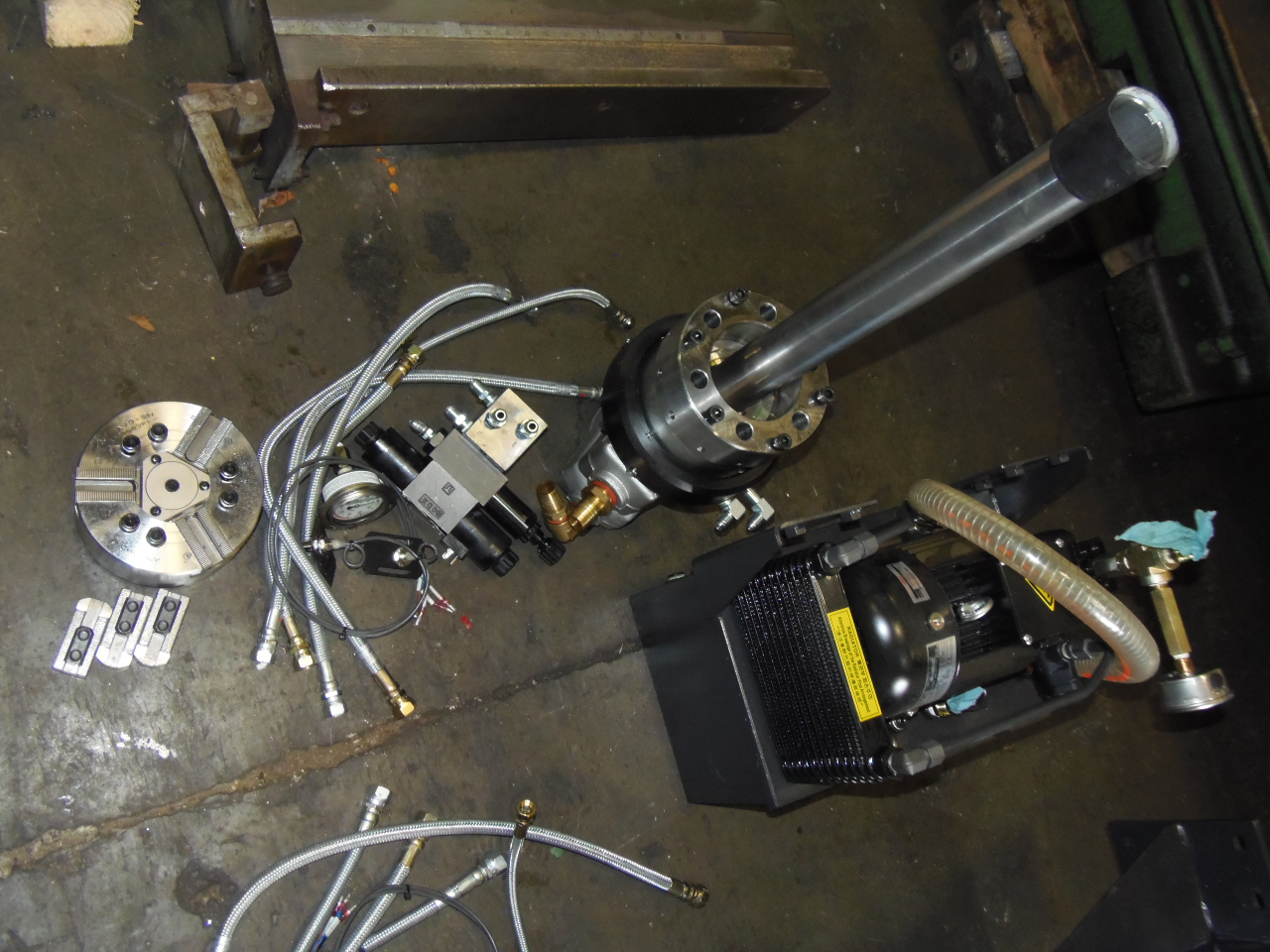 6.5 INCH UNUSED SAMCHULLY HS-06V1 3-JAW HYDRAULIC POWER CHUCK WITH SYH 1246CC-K HYDRAULIC CYLINDER, HAVE SEVERAL