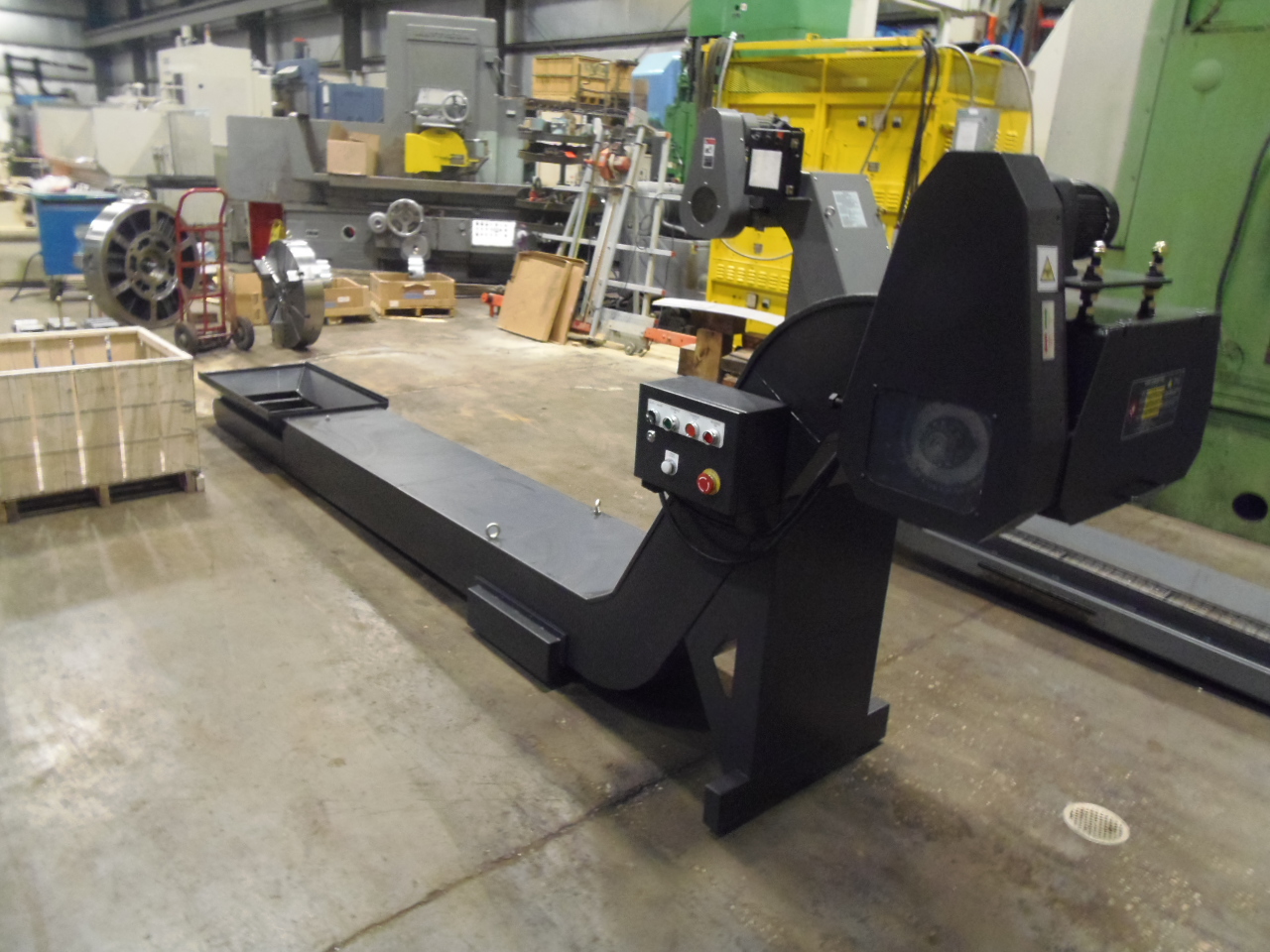 26" x 180" UNUSED HYUNDAI CHIP CONVEYOR, OFF A LV1100R VTL, 41" x 24" COLLECTION AREA, 39" DISCHARGE HEIGHT