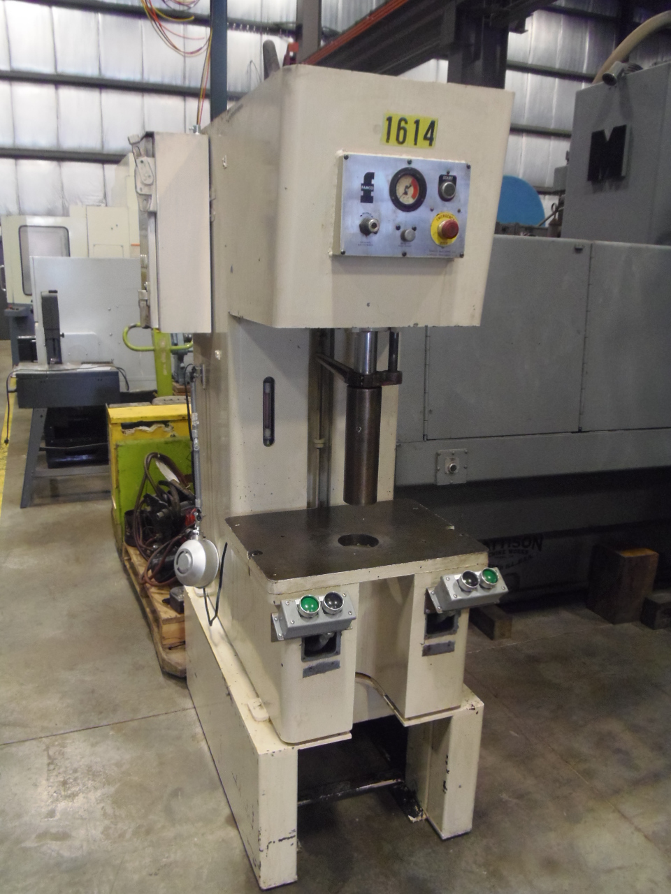 10 TON FAMCO HYDRAULIC PRESS, 8" STR., 11" THROAT, 18 X 24 BED, DUAL PALM BUTTONS